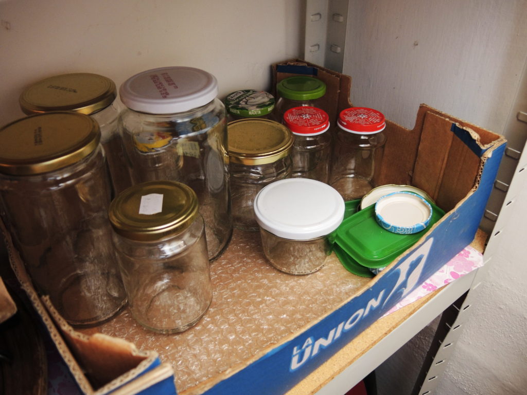 domácnost bez odpadu, méně odpadu, zero waste, minimalismus, postřehy, marcela sobotová, domácnost, odpad, sklenice, skladování ve skle